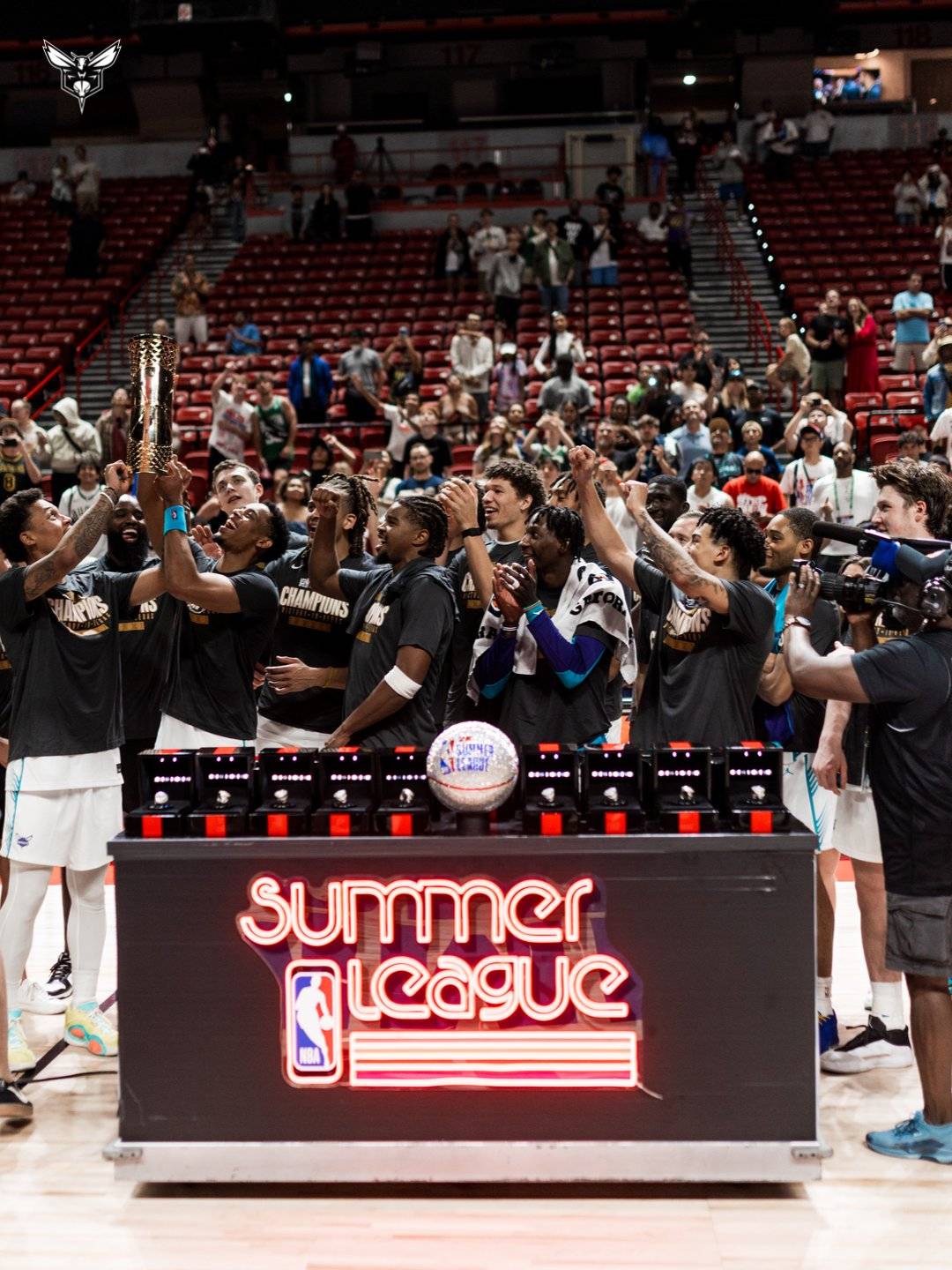 黃蜂隊贏得了夏季聯(lián)賽冠軍 并在決賽中獲得21分